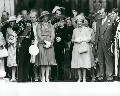 Королевская семья провожает молодожёнов в путешествие. 7 июля 1981 г.