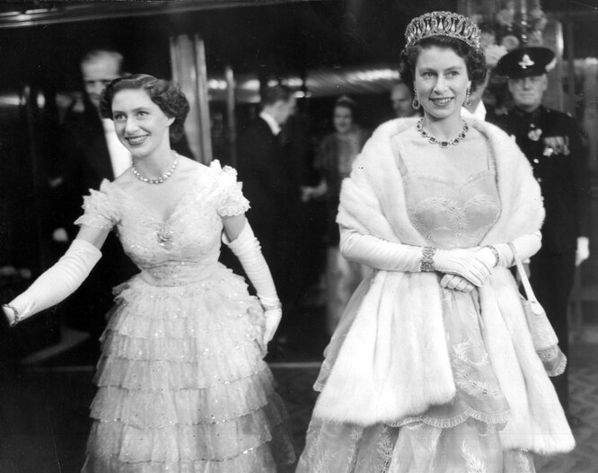 Елизавета II и её сестра принцесса Маргарет