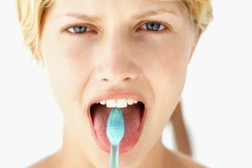 Есть ли смысл счищать налёт с языка во время чистки зубов?