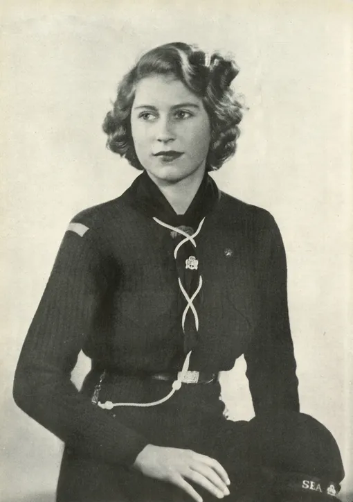 1947 год, Елизавета II позирует для фото в форме девушки-скаута.