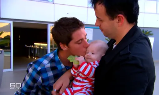 Робин целует своего сына Джеймса, которого на руках держит Гевин