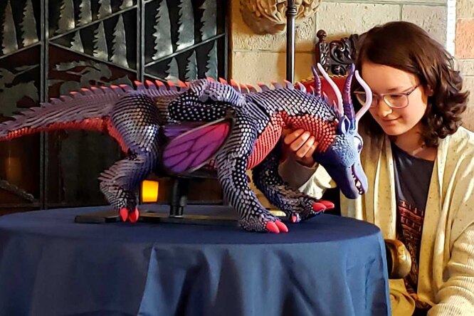 Это чудо: для пережившей рак девочки разработали ручного робота-дракона