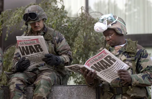 Военные читают газеты через три дня после 11 сентября 2001 года