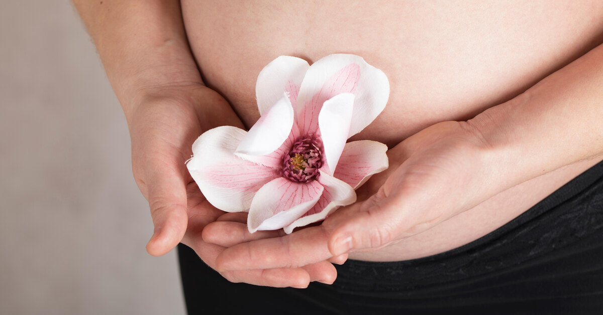 Выделяется из груди при беременности. Цветы для беременных. Влагалище. Беременность и цветы белые. Киска крупным планом молодой беременной.