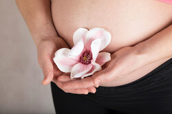 Выделения из влагалища при беременности: когда начинать беспокоиться?