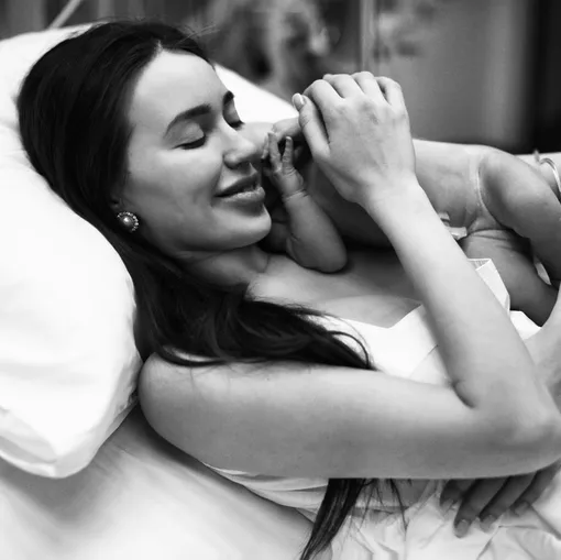 Анастасия Костенко с новорожденной дочерью