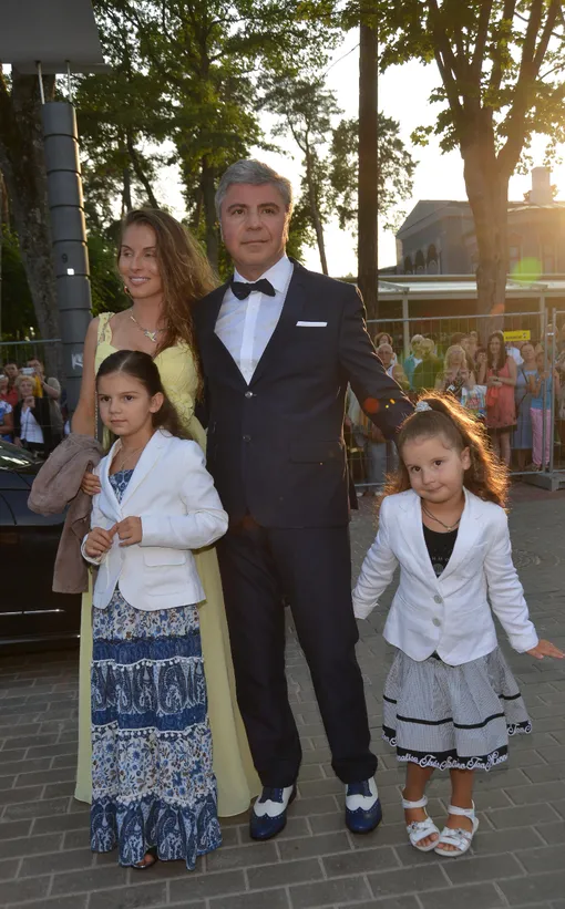 Сосо Павлиашвили с женой и дочерьми, архив