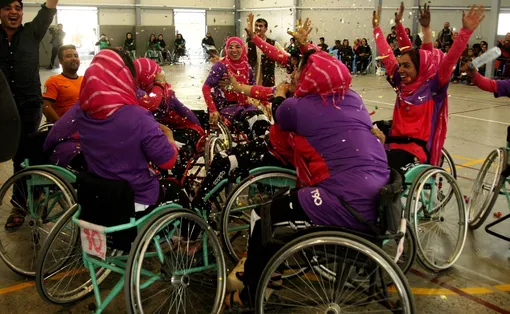 Женская сборная Балка празднует победу над сборной Герата в баскетболе на инвалидных колясках,
