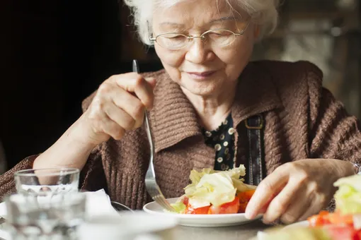 Что едят долгожители: вы удивитесь, узнав, какие продукты они предпочитают
