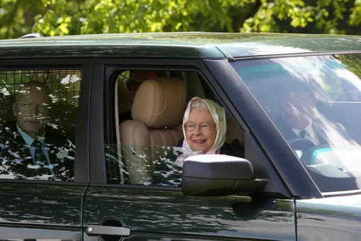 Королева Елизавета II едет в машине