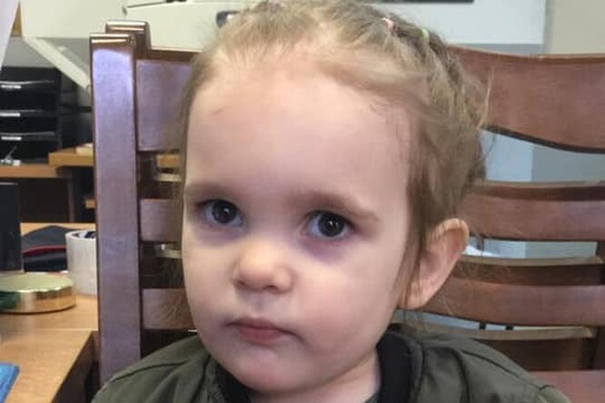 Женщина в медицинской маске подбросила 3-летнюю девочку в больницу Женщина в медицинской маске подбросила 3-летнюю девочку в больницу