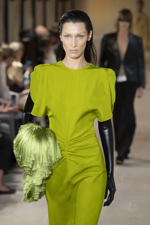 Зеленоглазая Белла Хадид в зелёном платье