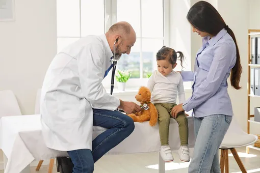 Надо ли греть ребёнка, если у него холодные руки, и как давать детям витамины: 8 ответов педиатра на вопросы родителей