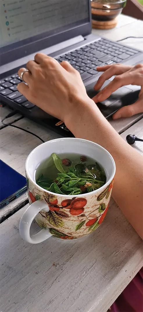 чашка с чаем, ноутбук
