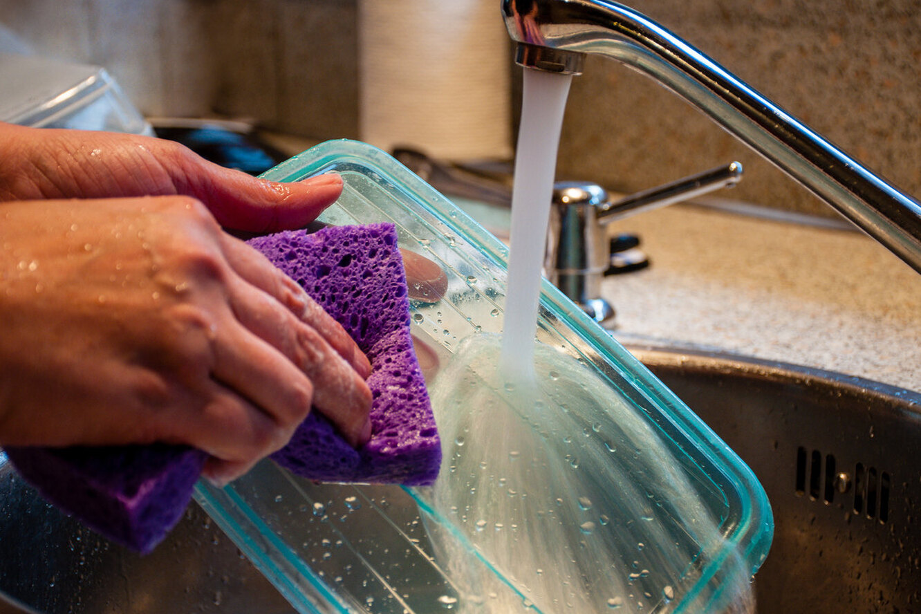 Как убрать запах из пластиковых контейнеров и с разделочных досок, как ...