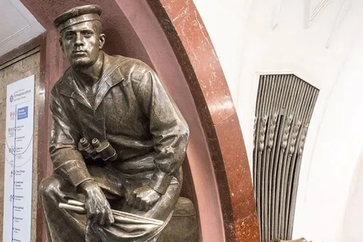 Скульптура на станции Площадь Революции исполняет желания