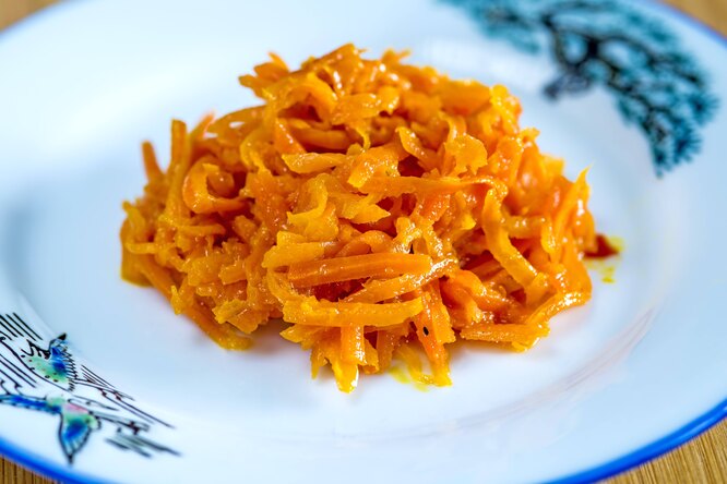 Салат с солёными огурцами и корейской морковью Салат с солёными огурцами и корейской морковью