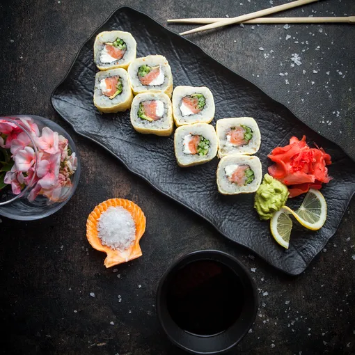Имбирь можно есть в начале трапезы, в конце или между блюдами, но нельзя одновременно с суши