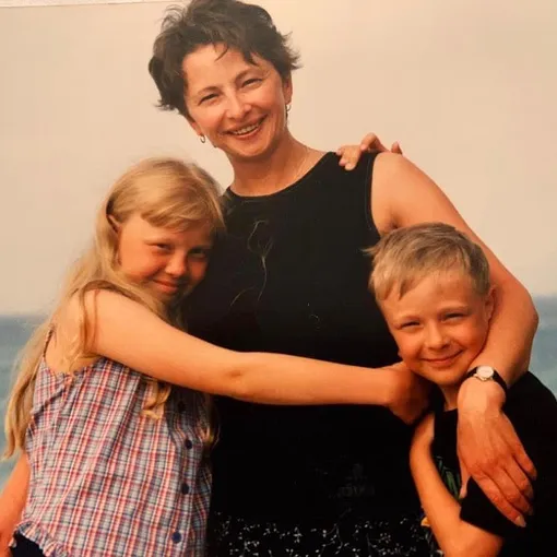 Егор Крид в детстве с мамой и сестрой