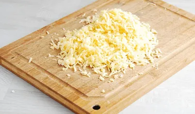 Натрите на крупной терке сыр.
