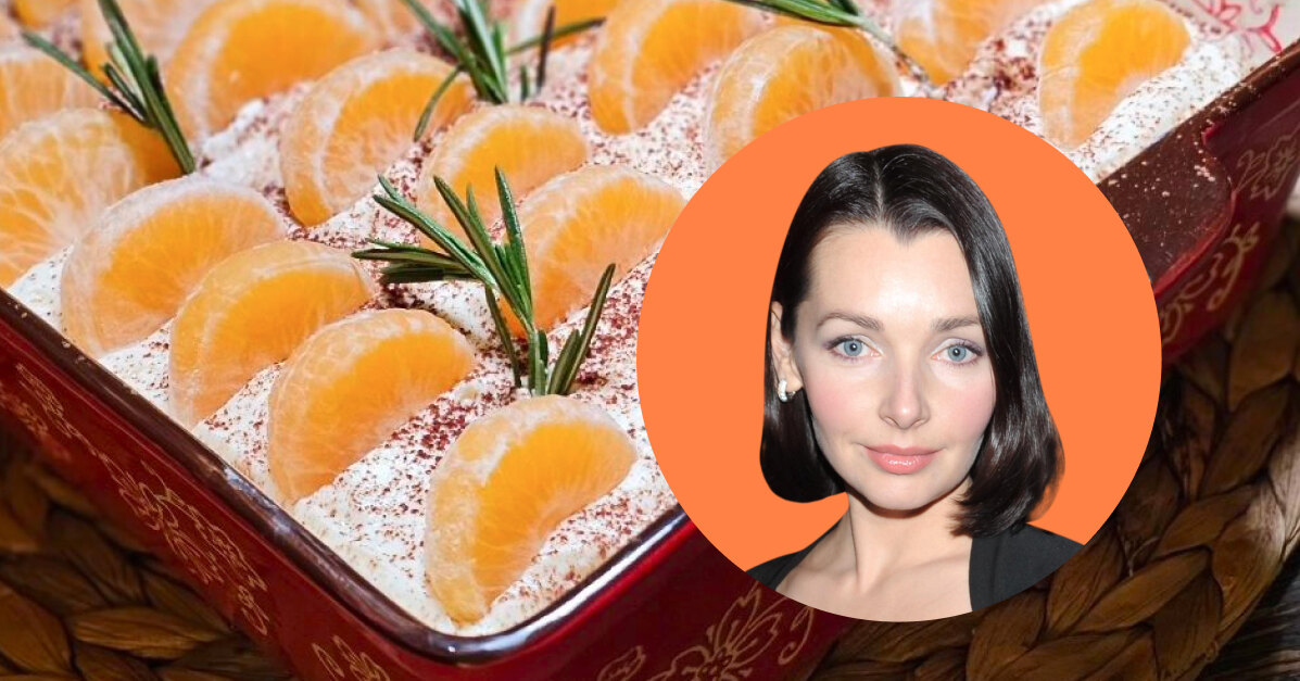 Мусс мандариновый с сиропом на белом фоне