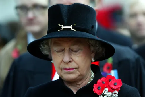 королева Елизавета II в чёрном костюме