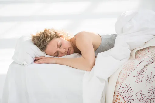 Алкоголь помогает уснуть — и ещё пять опасных мифов о сне