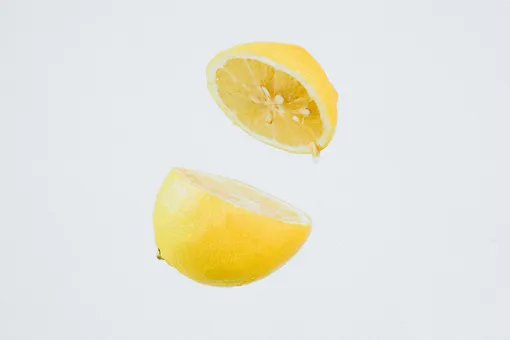 Лимонный сок, чем отмыть запах рыбы с рук