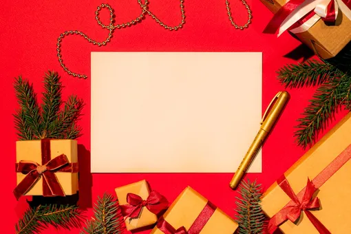 Бумага для письма и ручка в рождественском декоре