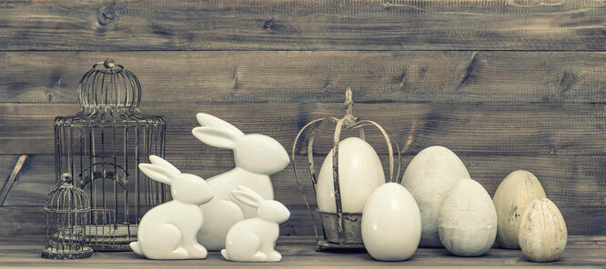 Белые фарфоровые пасхальные зайцы и яйца
