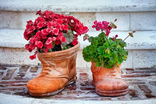 Цветник из старой обуви для сада