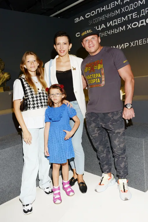 Елена Борщева с мужем и детьми