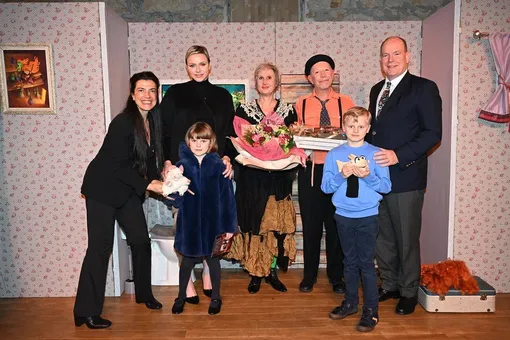 Князь Альбер и княгиня Шарлен с детьми на спектакле «Ведьма в чулане для метел»