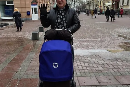 Владимир Винокур показал, как гуляет с двухмесячным внуком