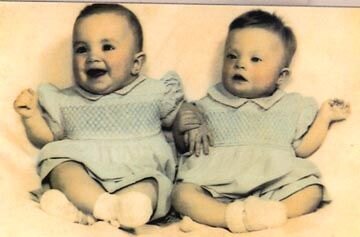 Девочки-блезняшки родились в 1943 году в обычной американской семье