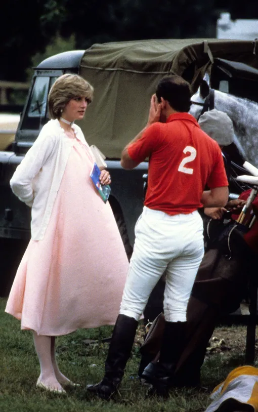 Диана, принцесса Уэльская, с принцем Чарльзом, принцем Уэльским, на соревнованиях по поло в Виндзорском парке в июне 1982 года