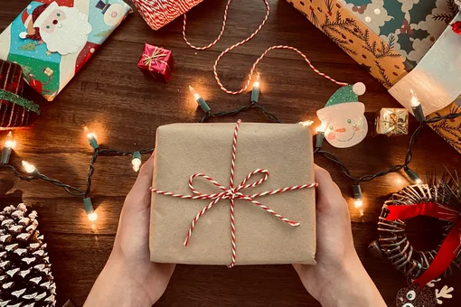 10 лайфхаков по упаковке новогодних подарков от профессионалов (видео)
