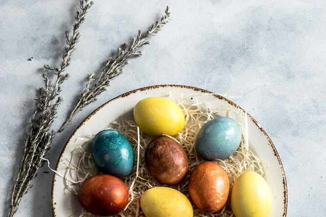 Краски не нужны: 8 натуральных способов окрашивания пасхальных яиц