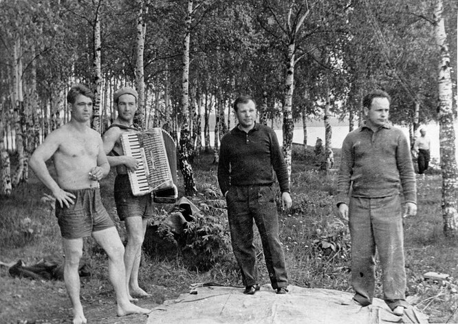 Юрий Гагарин (третий слева) на пикнике 19 августа 1963 года