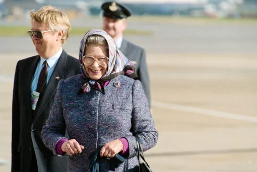 Королева Елизавета II в шёлковом платке