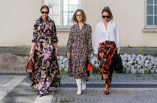 три девушки в нарядах с цветочным принтом