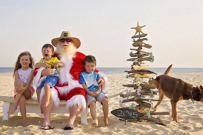 Смешные и курьезные фото Санта Клауса и детей на пляжах Австралии взорвали Сеть