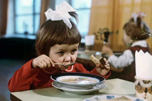 Омлет, запеканка, молочная вермишель: что мы ели на завтрак в детском саду