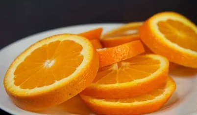 Нарежьте апельсины кружочками. Если вам не нравится вкус цедры, то предварительно очистите апельсины.
