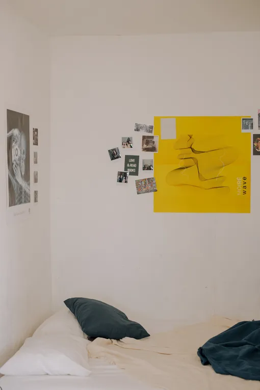 комната подростка с постерами на стене