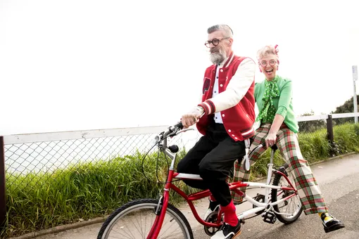 Пожилая пара на велосипеде
