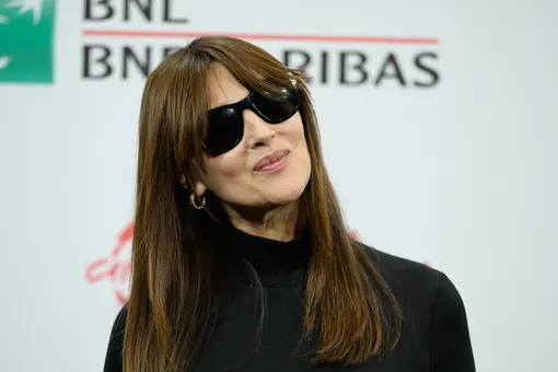 Леди в чёрном: 59-летняя Моника Беллуччи появилась на кинофестивале в Риме в облегающем платье