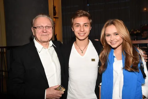 Юрий Маликов с внуком Дмитрием и внучкой Стефанией
