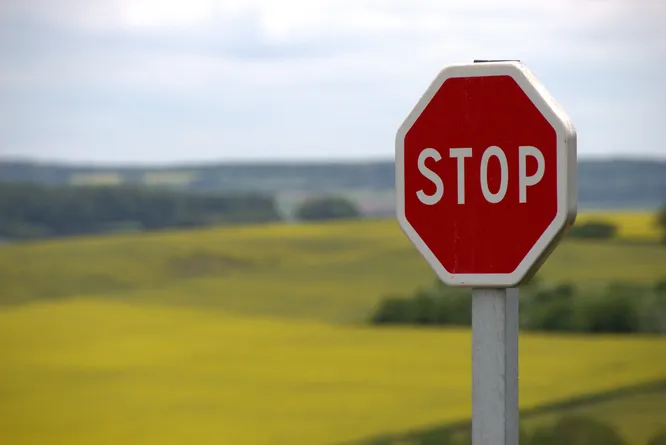 Почему знак STOP имеет такую странную форму?