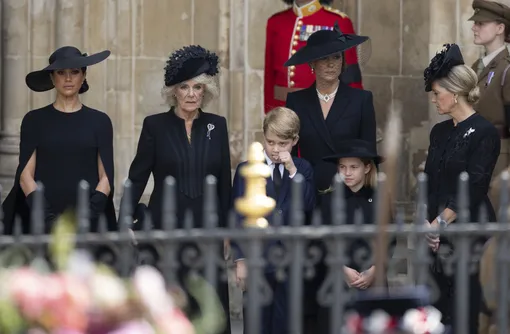 Меган Маркл и Кейт Миддлтон на похоронах Елизаветы II